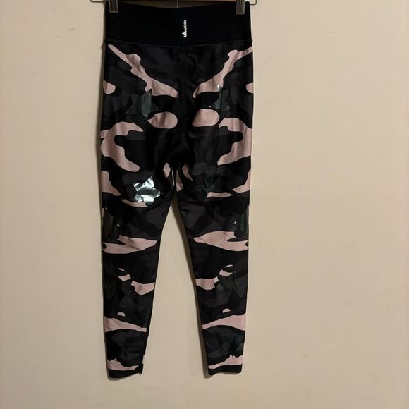 Ultracor Camo Collegiate Legging in Blush Patent Nero Pink Camo- Size Medium - Picture 8 of 9